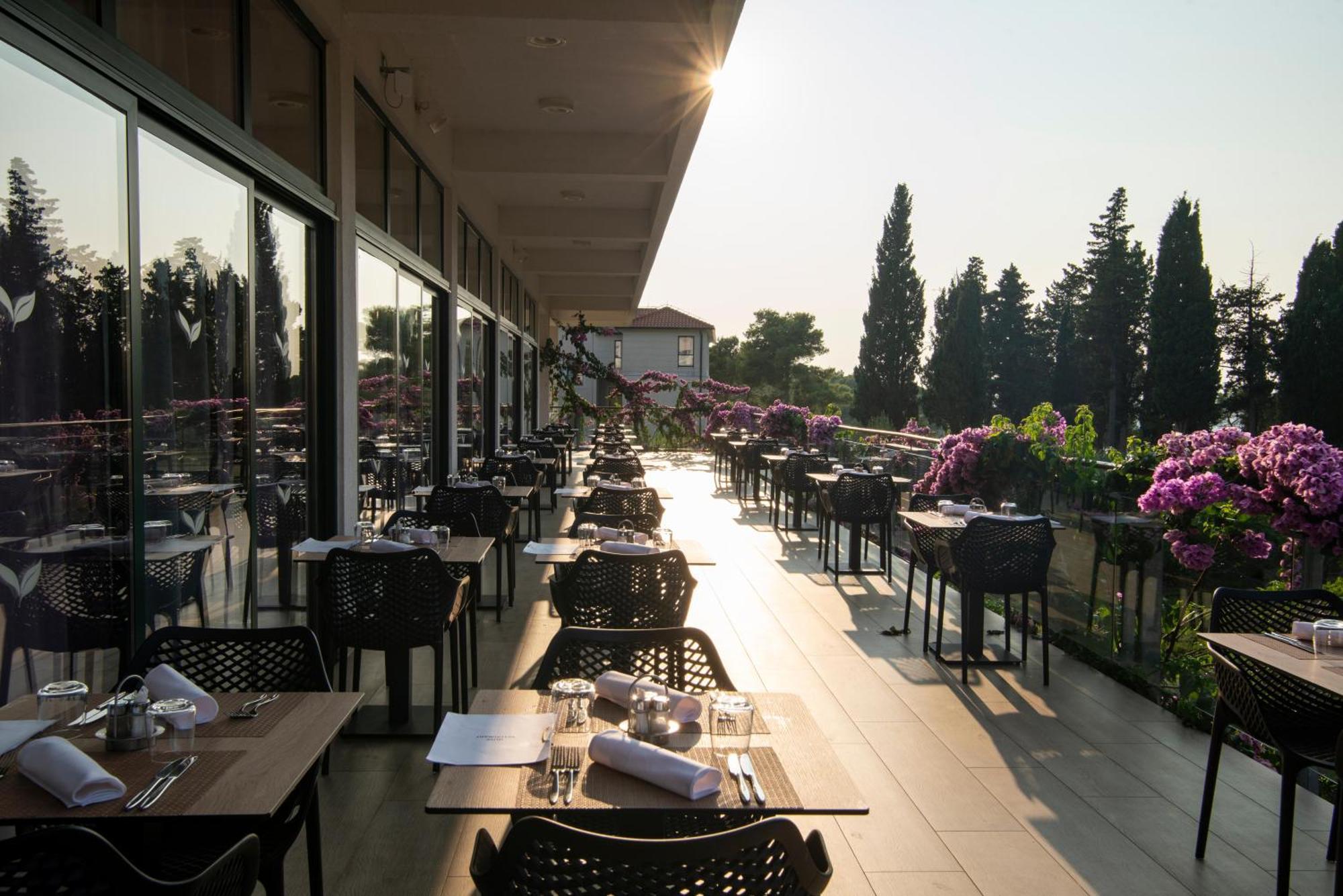 Aminess Vival Velaris Resort Supetar Exterior photo